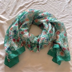 - New without tag beautiful green 💯 % silk floral scarf